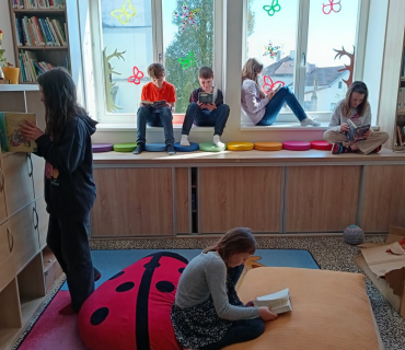 Čtenářský koutek ve škole